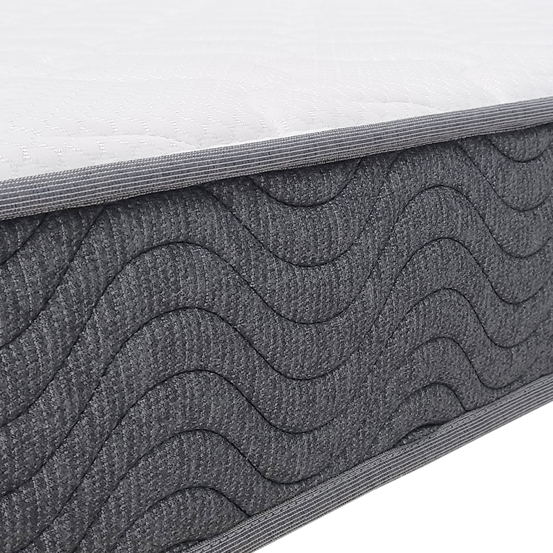 一枚一枚手作業で丁寧に組立て