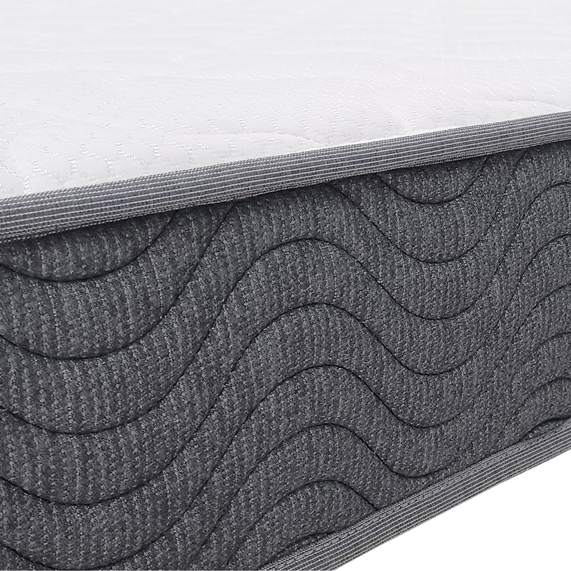 一枚一枚手作業で丁寧に組立て